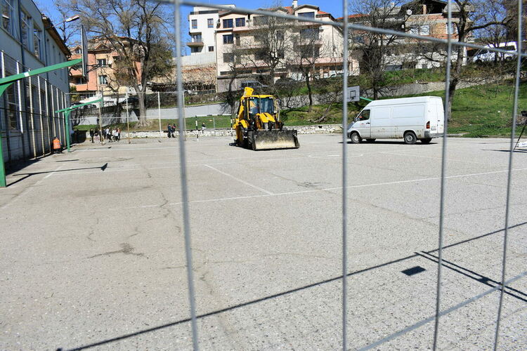 Изграждат нова спортна площадка в ОУ "Отец Паисий" в Асеновград 