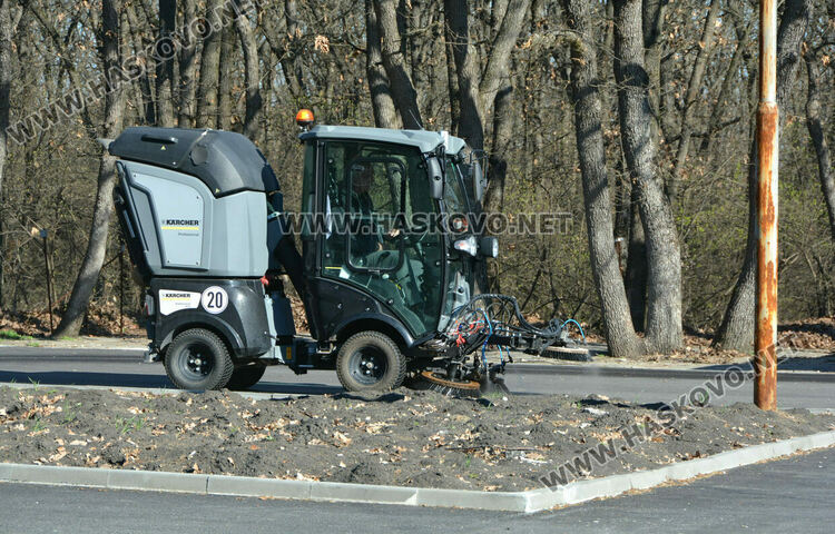 35 фиша за паркиране в зелени площи на „Кенана“. Жалват се от коли по пешеходните алеи