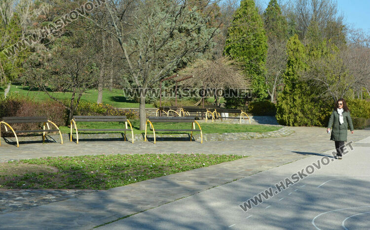 35 фиша за паркиране в зелени площи на „Кенана“. Жалват се от коли по пешеходните алеи