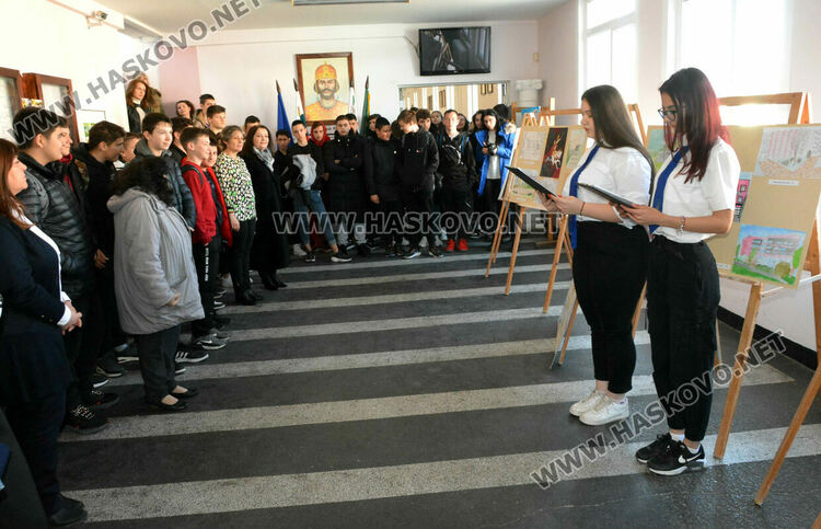 С изложба започна честването на 55 г. от основаването на ПГДС „Цар Иван Асен II“