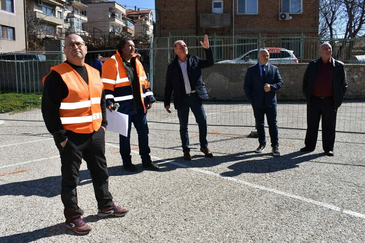 Изграждат нова спортна площадка в ОУ "Отец Паисий" в Асеновград 