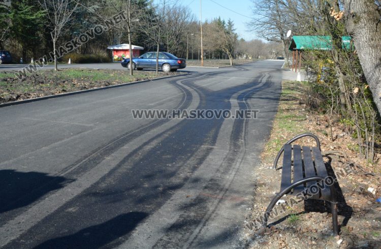 35 фиша за паркиране в зелени площи на „Кенана“. Жалват се от коли по пешеходните алеи