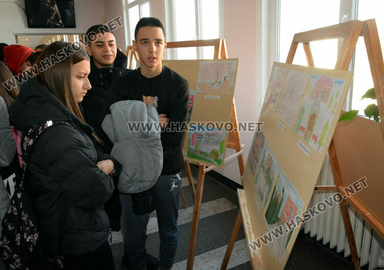 С изложба започна честването на 55 г. от основаването на ПГДС „Цар Иван Асен II“