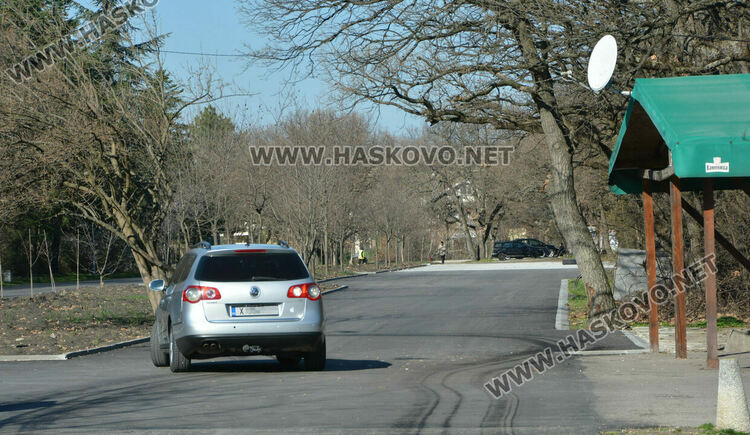 35 фиша за паркиране в зелени площи на „Кенана“. Жалват се от коли по пешеходните алеи