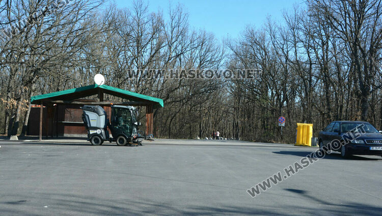 35 фиша за паркиране в зелени площи на „Кенана“. Жалват се от коли по пешеходните алеи