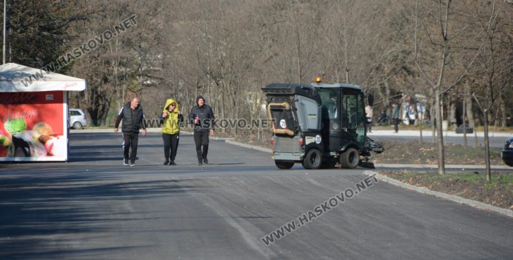 35 фиша за паркиране в зелени площи на „Кенана“. Жалват се от коли по пешеходните алеи