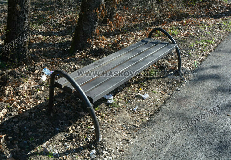 35 фиша за паркиране в зелени площи на „Кенана“. Жалват се от коли по пешеходните алеи