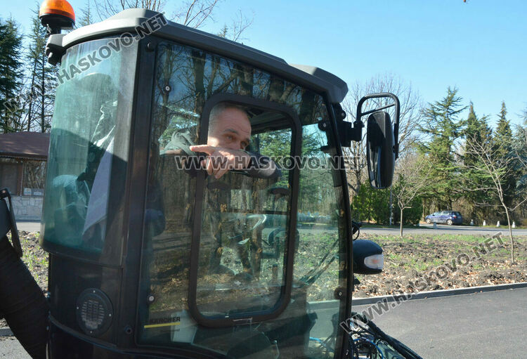 35 фиша за паркиране в зелени площи на „Кенана“. Жалват се от коли по пешеходните алеи