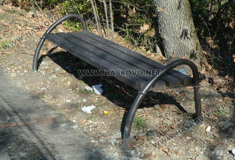 35 фиша за паркиране в зелени площи на „Кенана“. Жалват се от коли по пешеходните алеи