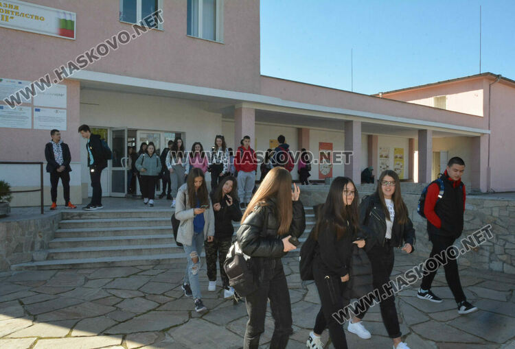 С изложба започна честването на 55 г. от основаването на ПГДС „Цар Иван Асен II“