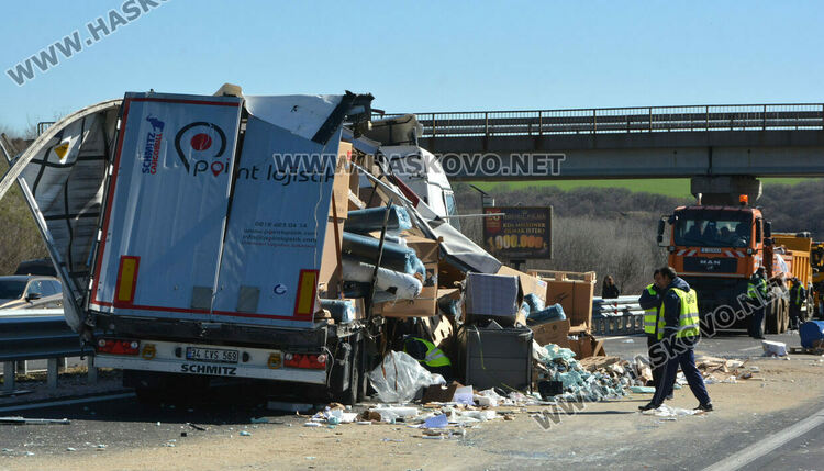 Катастрофа между два тира затвори магистрала „Марица“