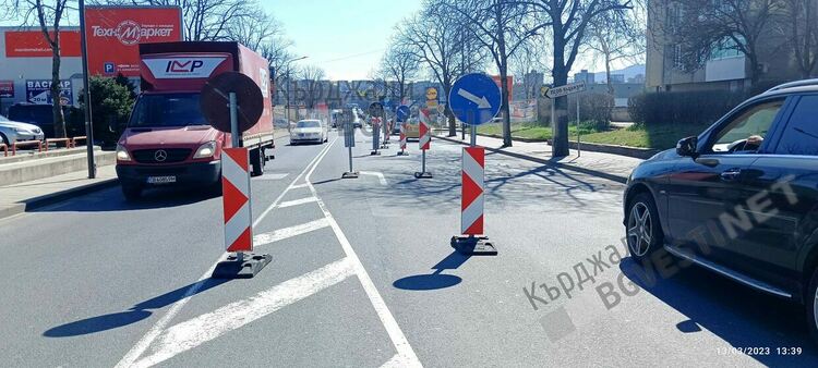 Община Кърджали започна ремонт на отводнителните шахти по „Беломорски” пред „Лидл”,трафикът е затруднен