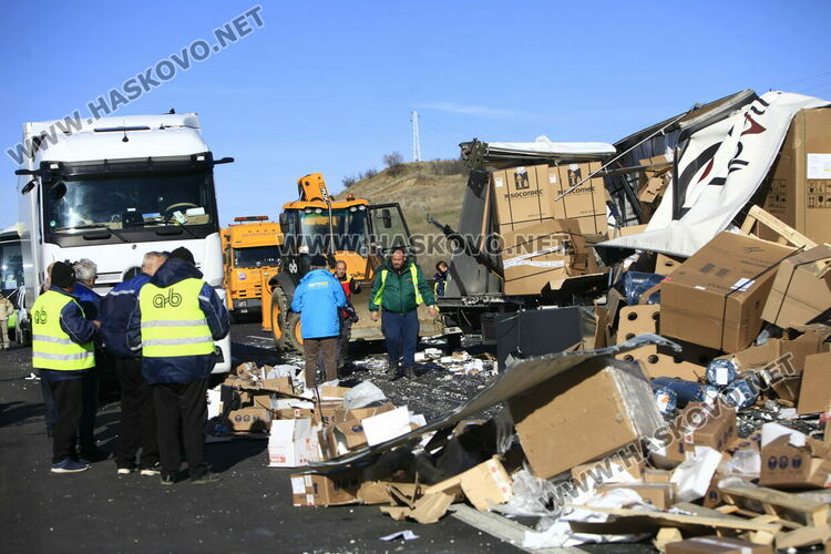 Катастрофа между два тира затвори магистрала „Марица“