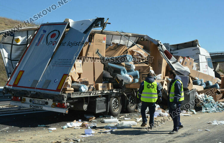 Катастрофа между два тира затвори магистрала „Марица“