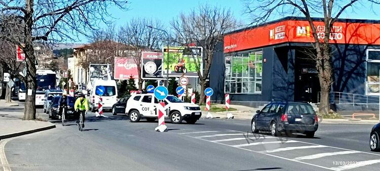 Община Кърджали започна ремонт на отводнителните шахти по „Беломорски” пред „Лидл”,трафикът е затруднен