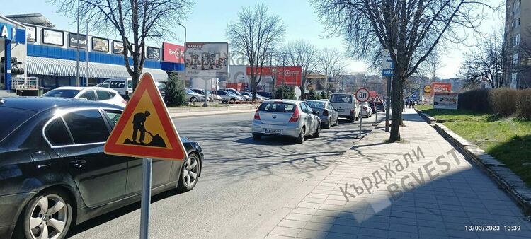 Община Кърджали започна ремонт на отводнителните шахти по „Беломорски” пред „Лидл”,трафикът е затруднен