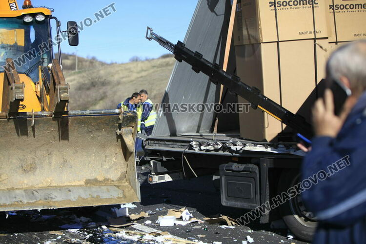 Катастрофа между два тира затвори магистрала „Марица“