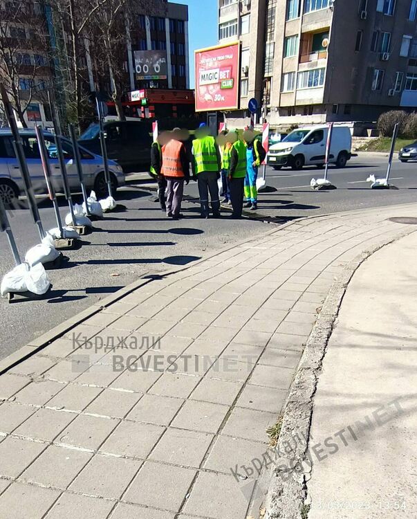 Община Кърджали започна ремонт на отводнителните шахти по „Беломорски” пред „Лидл”,трафикът е затруднен