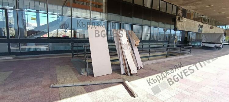 Тоалетната на ж.п.гарата в Кърджали е в ремонт,неудобство за пътниците