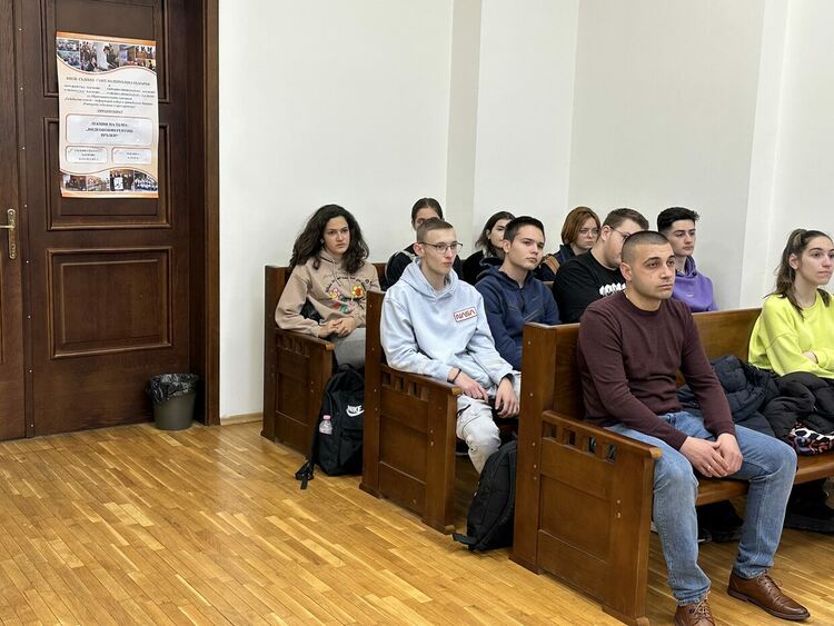 Ученици от Езиковата наблюдаваха използването на видеоконферентна връзка в съда