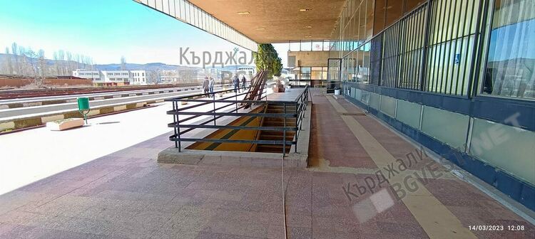 Тоалетната на ж.п.гарата в Кърджали е в ремонт,неудобство за пътниците