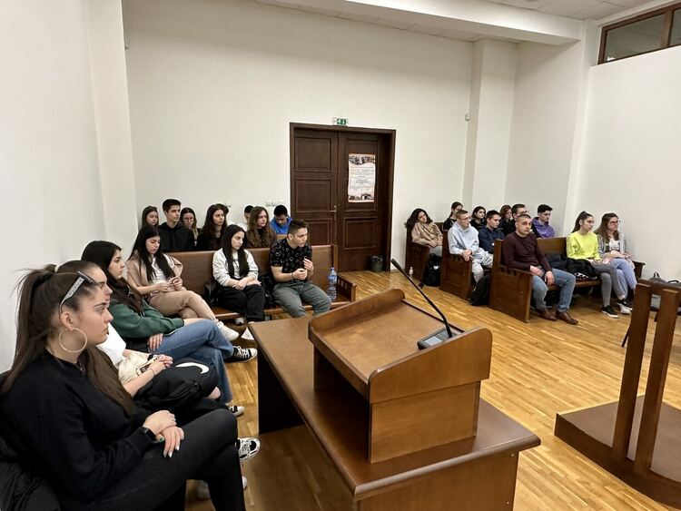 Ученици от Езиковата наблюдаваха използването на видеоконферентна връзка в съда