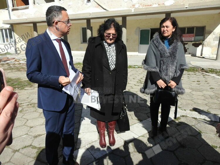   Търсят нови приемни училища в Кърджали за паметниците на видни българи