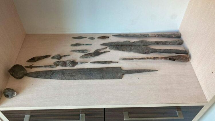 Арестуваха двама за иманярски съкровища с над 2000 предмета в Харманли