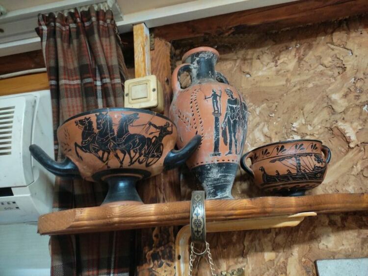 Арестуваха двама за иманярски съкровища с над 2000 предмета в Харманли