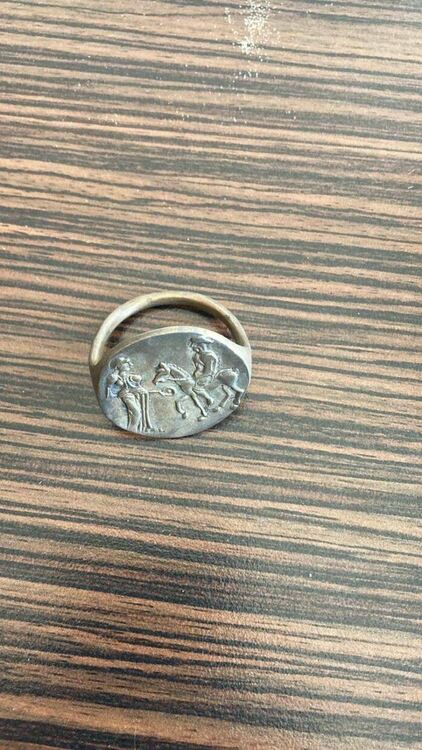 Арестуваха двама за иманярски съкровища с над 2000 предмета в Харманли