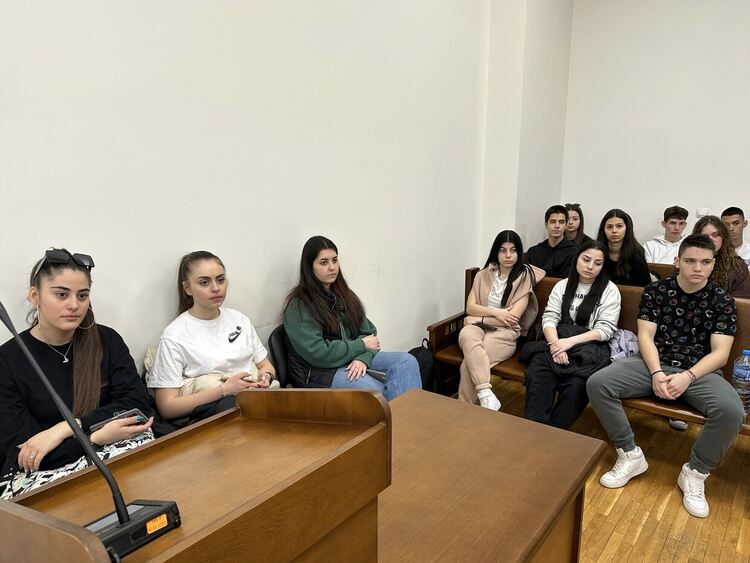 Ученици от Езиковата наблюдаваха използването на видеоконферентна връзка в съда