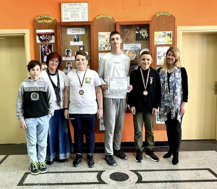 Медали и грамоти за информатиците от Математическата гимназия