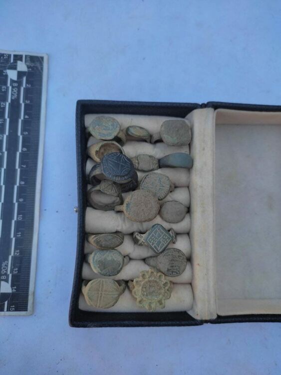 Арестуваха двама за иманярски съкровища с над 2000 предмета в Харманли