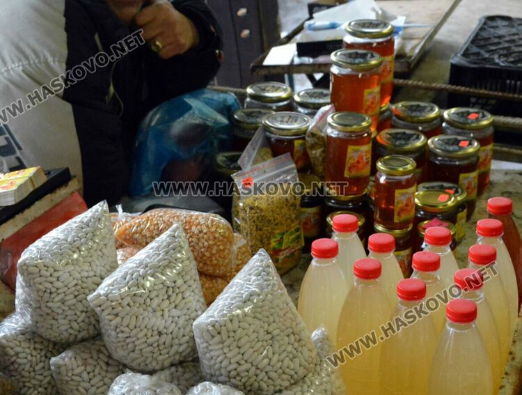 Хванаха мъж за кражба на буркани с мед, фасул и ядки от пазар в Хасково