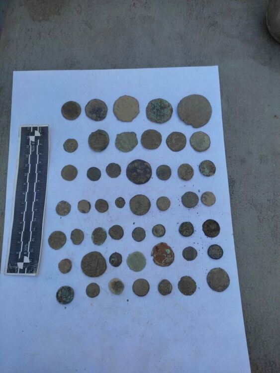 Арестуваха двама за иманярски съкровища с над 2000 предмета в Харманли