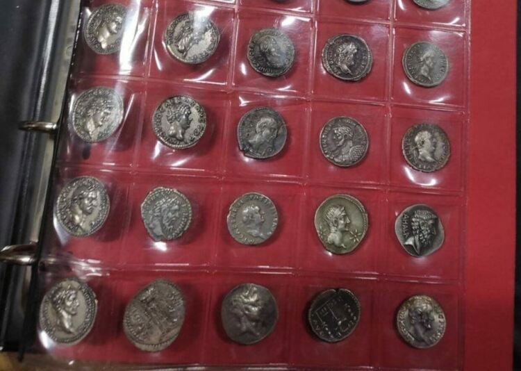 Арестуваха двама за иманярски съкровища с над 2000 предмета в Харманли