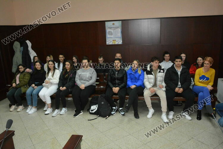 Ученици от ФСГ слушаха лекция за делата в Административен съд – Хасково 