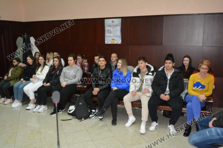 Ученици от ФСГ слушаха лекция за делата в Административен съд – Хасково 