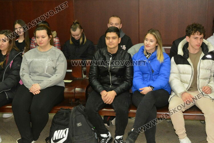Ученици от ФСГ слушаха лекция за делата в Административен съд – Хасково 