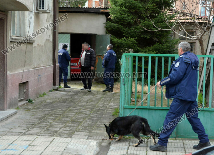 Полицаи със следово куче претърсиха жилище, гараж и кола в Хасково