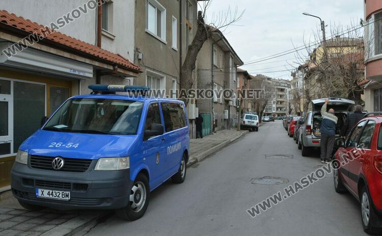Полицаи със следово куче претърсиха жилище, гараж и кола в Хасково
