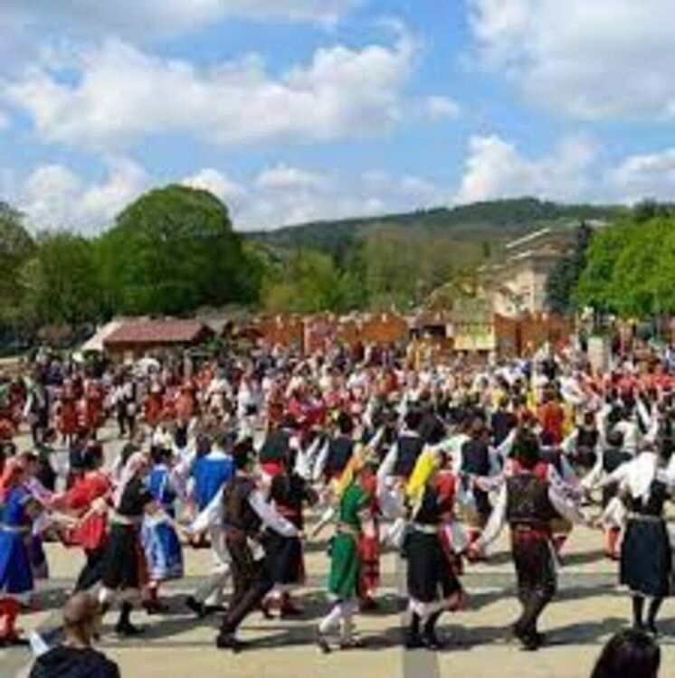 Десети фолклорен танцов фестивал &bdquo;Приятели чрез танца&ldquo; организират в Перник