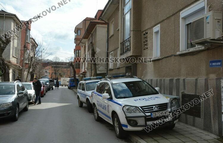 Полицаи със следово куче претърсиха жилище, гараж и кола в Хасково