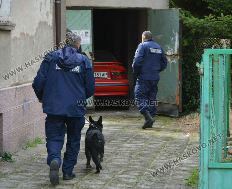 Полицаи със следово куче претърсиха жилище, гараж и кола в Хасково