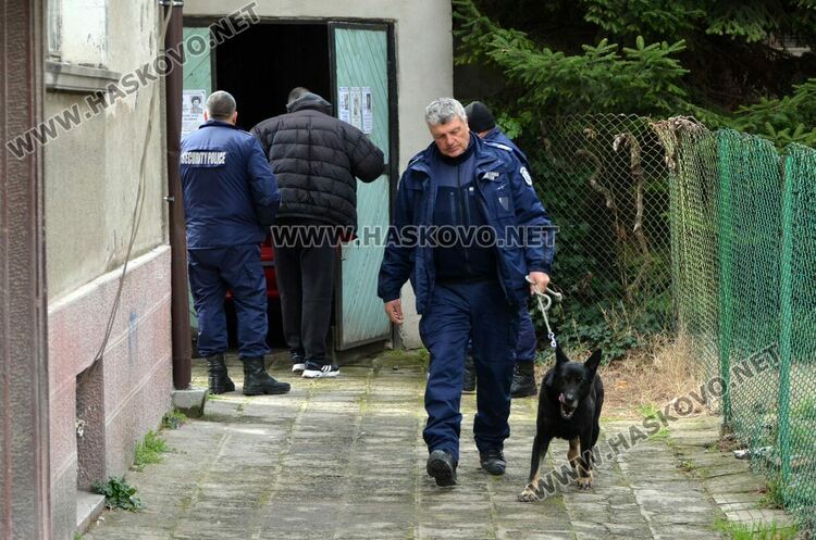 Полицаи със следово куче претърсиха жилище, гараж и кола в Хасково