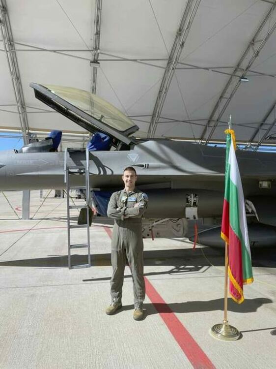 Втори български пилот завърши курса за усвояване на F-16