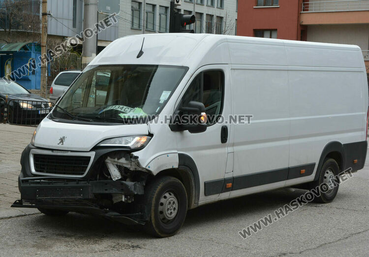 Шофьор на Фолксваген избяга след катастрофа в Хасково