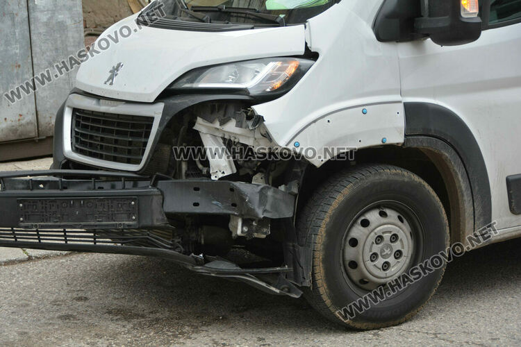 Шофьор на Фолксваген избяга след катастрофа в Хасково