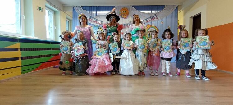 Малчуганите от ДГ„Слънце“  представиха уникално модно ревю от рециклирани материали