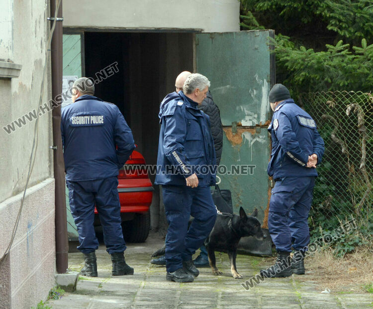 Полицаи със следово куче претърсиха жилище, гараж и кола в Хасково